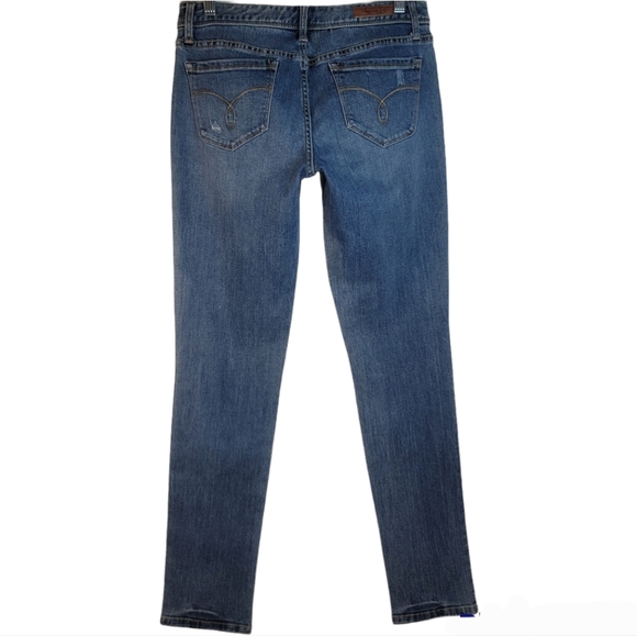 American Rag Light Wash Straight Leg Mid-Rise Distressed Jean, EUC, size 7 - Picture 2 of 8